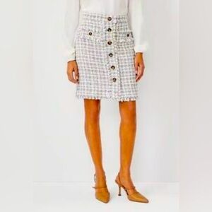 Ann Taylor NWT Grey White Gold Tweed Skirt with button and fringe detail, Size 8
